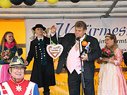 Das Ex-Prinzenpaar der Würmesia Hans III. und Regina I. überreichte dem neuen Prinzenpaar Geschenke (©Foto: Martin Schmitz)